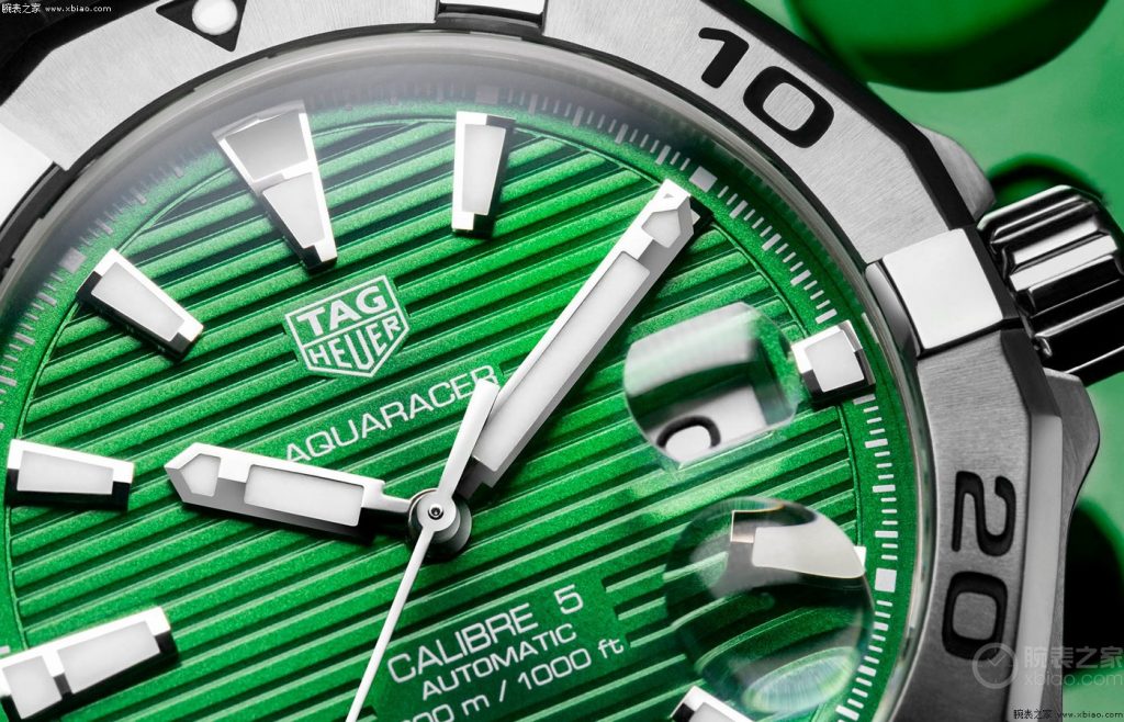 泰格豪雅竞潜系列两款新品翡翠绿盘腕表